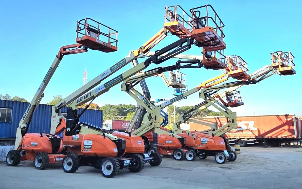 Frota de plataformas articuladas da BR Plataformas no pátio