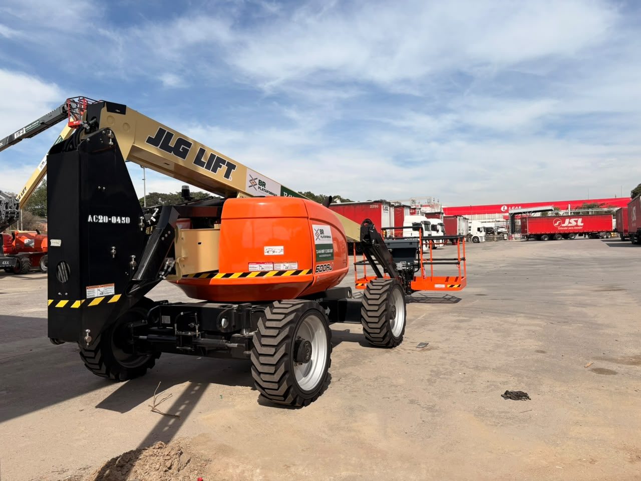 Plataforma articulada diesel JLG com tração 4x4 para áreas externas