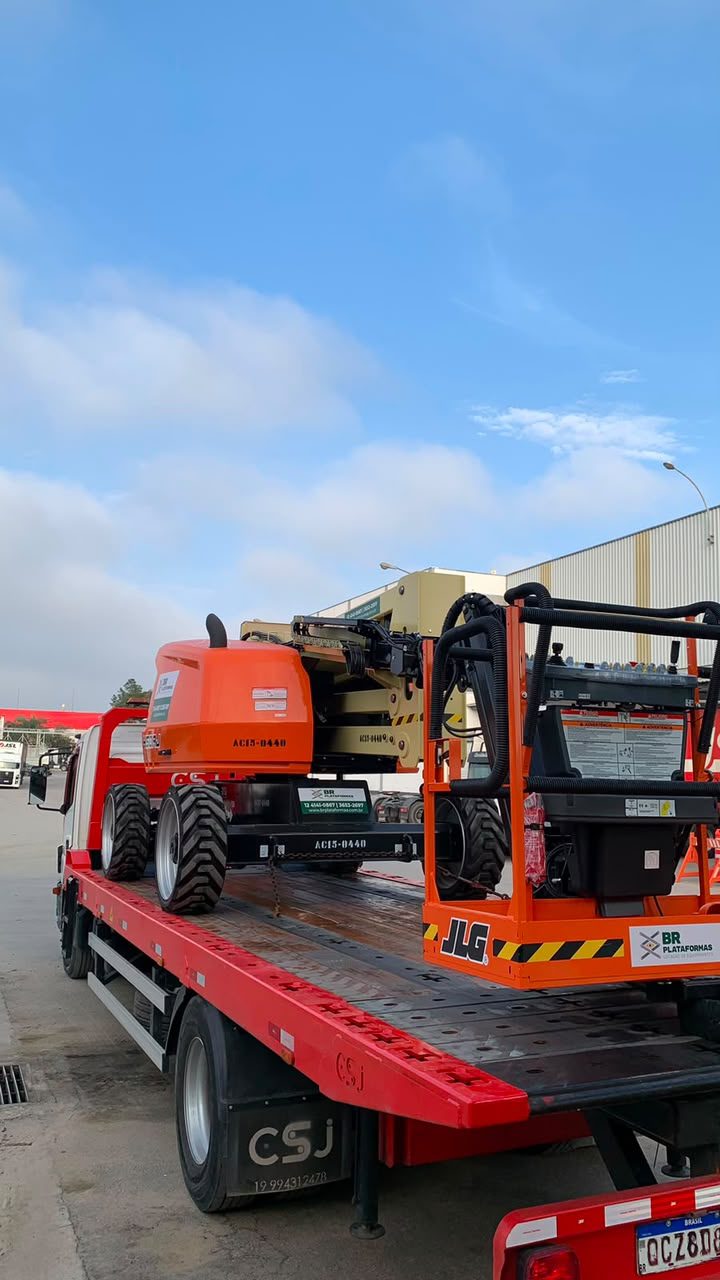 Plataforma articulada sendo transportada em caminhão até a obra